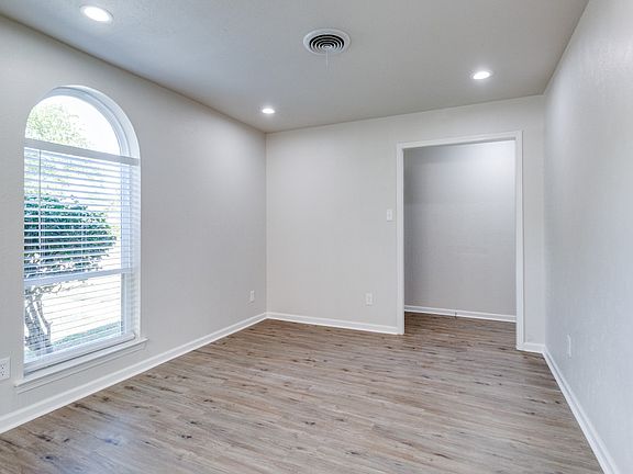 5th image of 1304 Hillsdale Dr