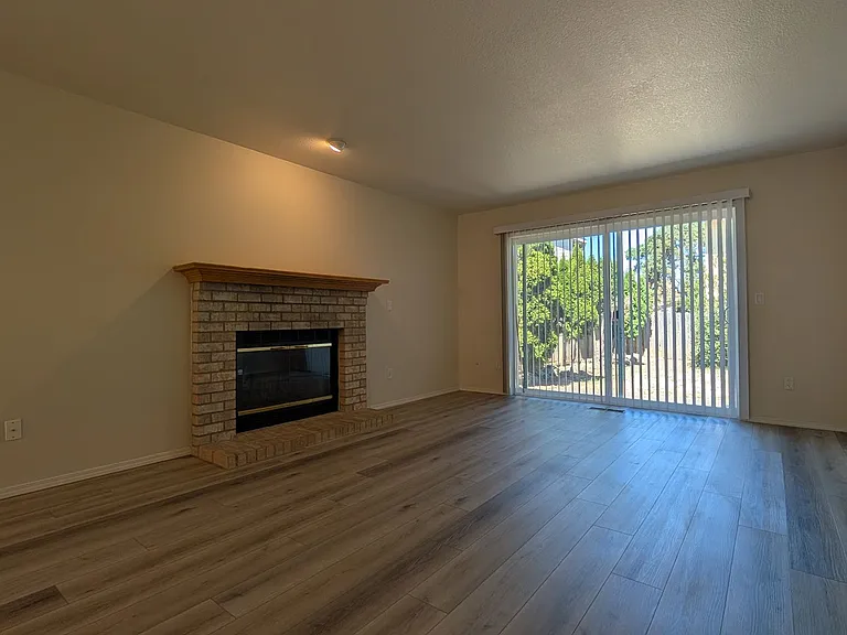 686 Oakdale Ave — Photo 2