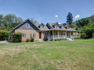 1048 NE Savage St, Grants Pass, OR 97526