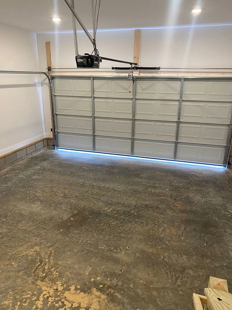 3 Bed/2 Bath Home with 2 Car Garage — Photo 4
