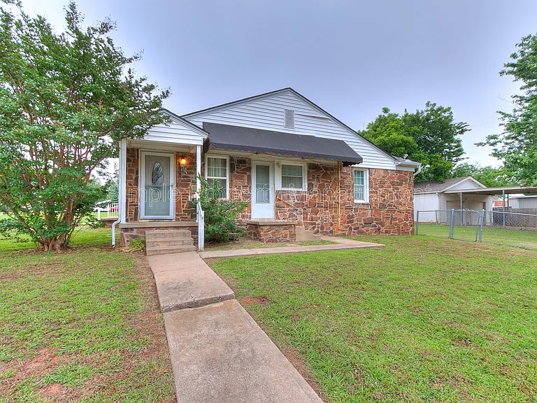 810 N Marshall Dr — Photo 2