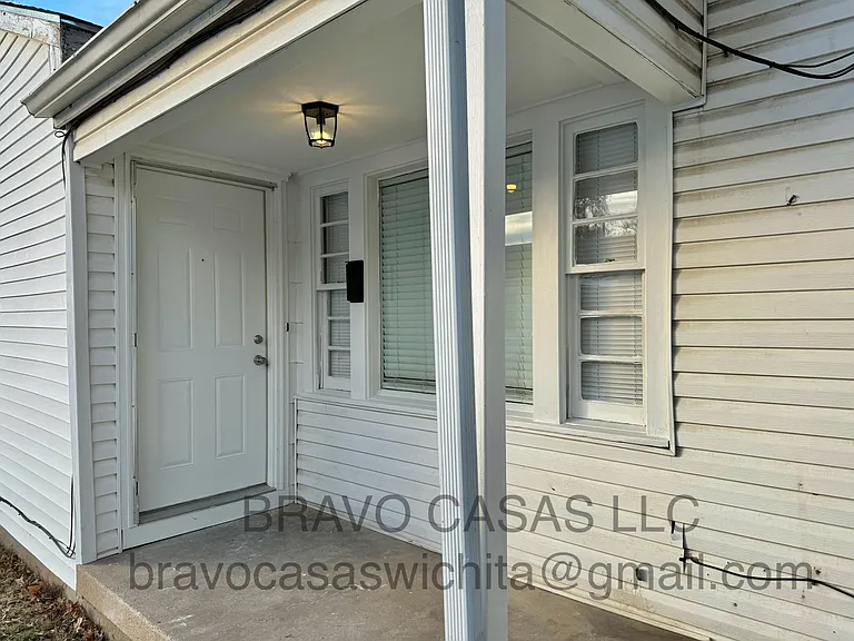 2232 S Glendale St — Photo 2