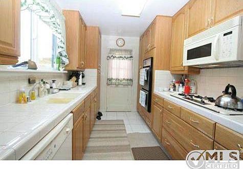 4th image of 23737 Hartland St