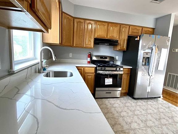 2nd image of 246 N 10th St Floor 2