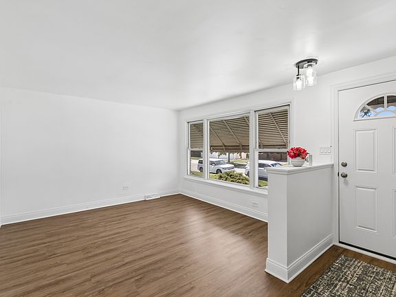 3rd image of 1020 W 108th Pl