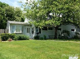 52 Bobolink Ln, Levittown, NY 11756