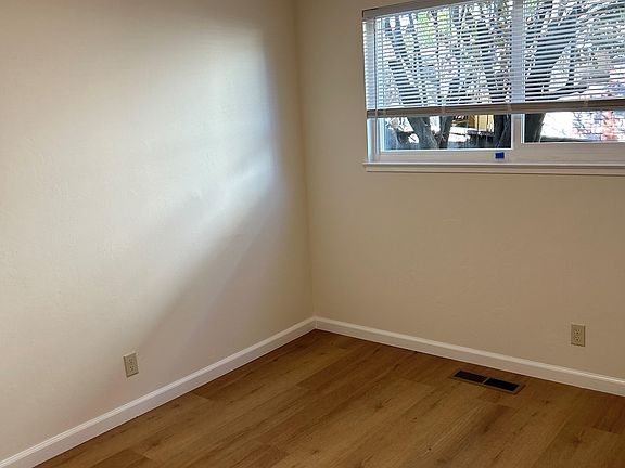 3rd image of 864 Bucknam Ave
