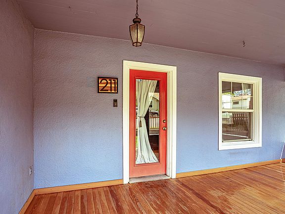 4th image of 211 Maple St