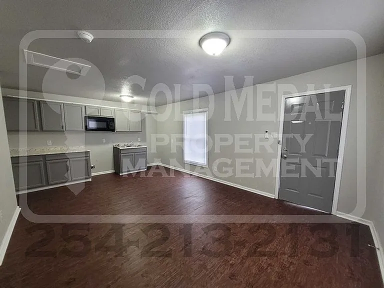 711 W Avenue C — Photo 3