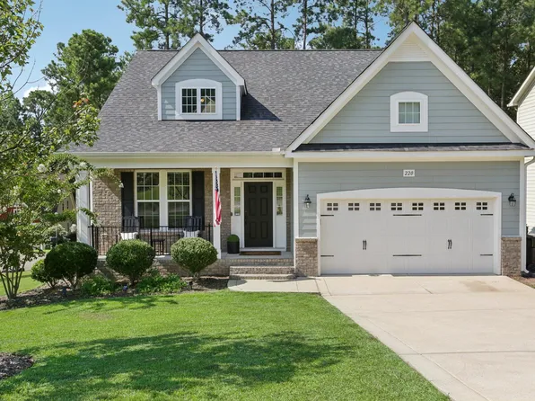 220 Valley Stream Rd, Spring Lake, NC 28390