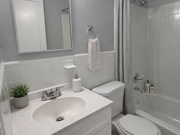 2nd image of 2814 Pomeroy Rd SE APT 1