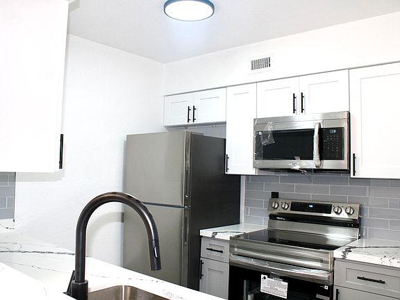 2nd image of 2820 Oakland Forest Dr #106