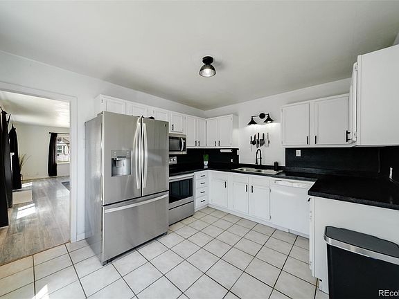 4th image of 218 E 7th Avenue