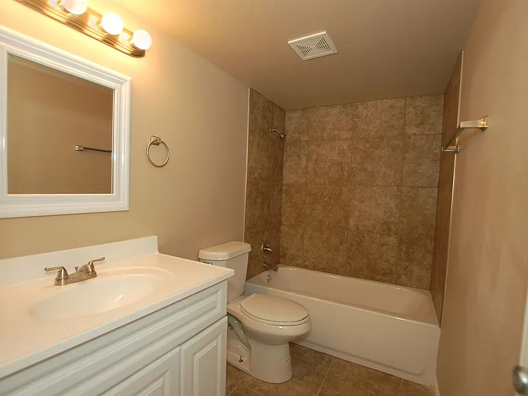 Welcome to Coronado Crossing Modern Comfort in Central Lubbock — Photo 7