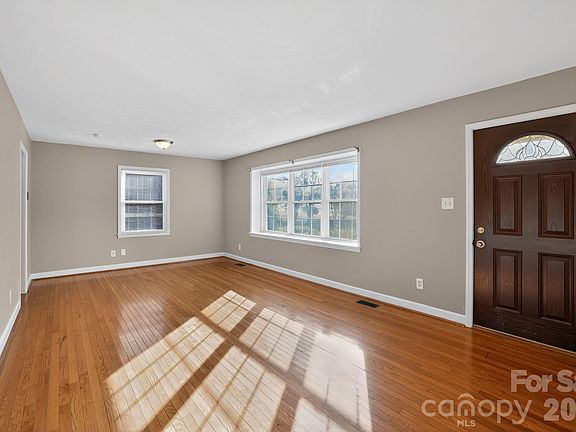 5th image of 212 N Pine Lake Dr