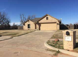 511 E Greenwood Ln, Mustang, OK 73064