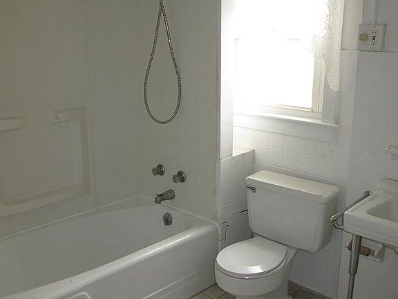 4th image of 417 Manchester Ave