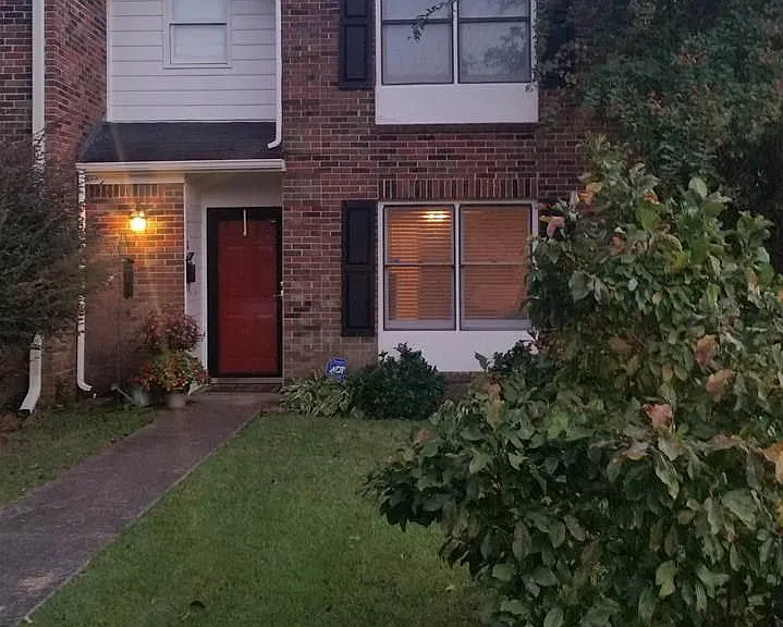 1716 Ward Ave NE — Photo 1