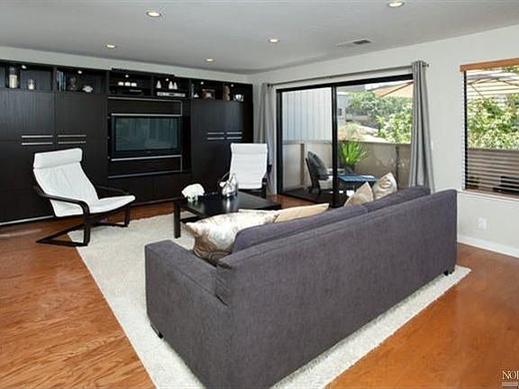 5th image of 11 Mariposa Ln
