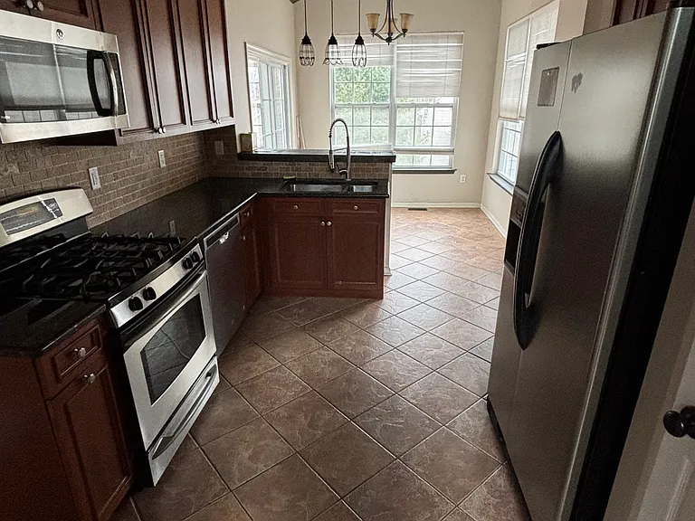 312 Winding Hill Dr — Photo 2