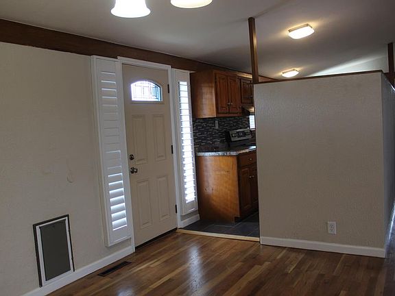 5th image of 1600 E Everglade Ave