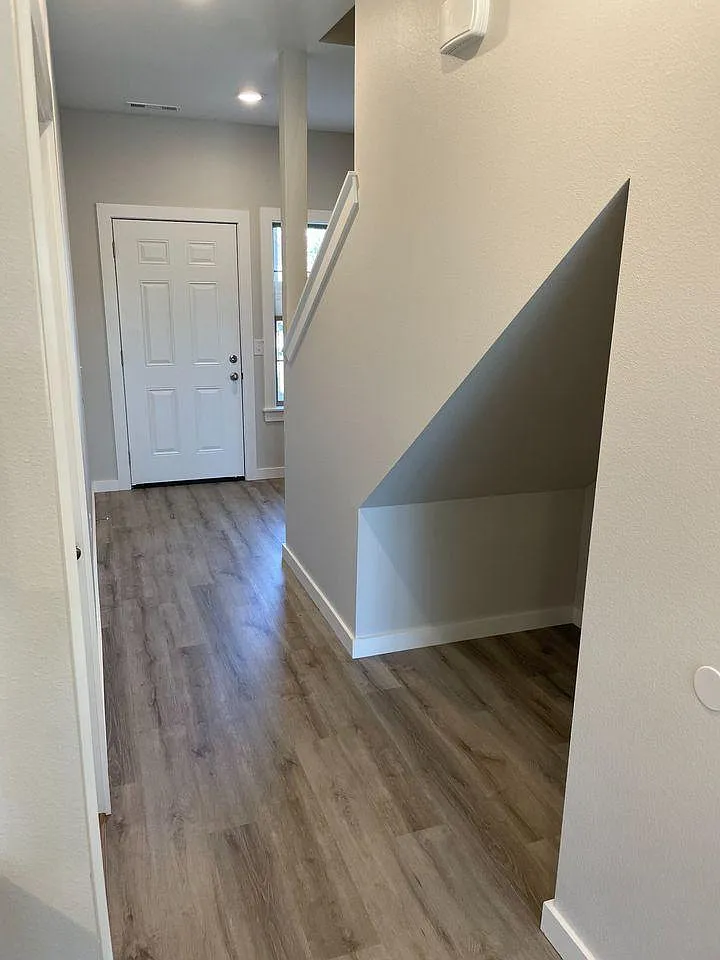 3 bed, 2.5 bath, 1370 sqft, $1,450 — Photo 3