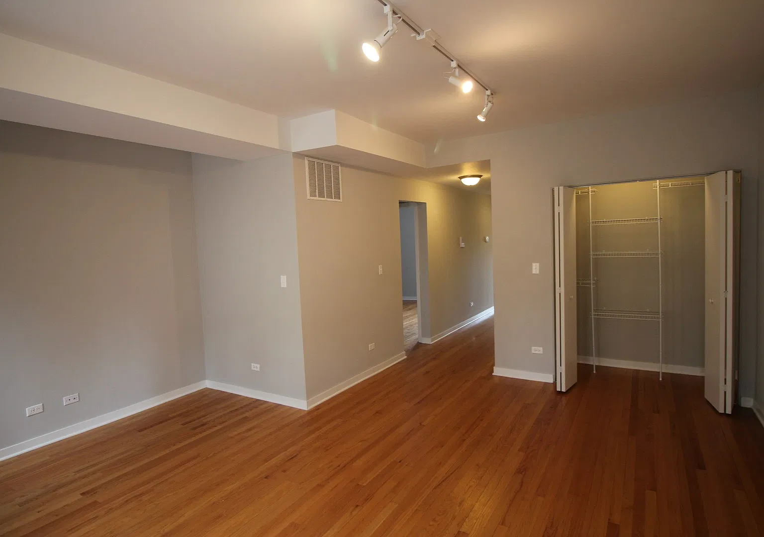 2 bed, 850 sqft, $1,900 — Photo 3