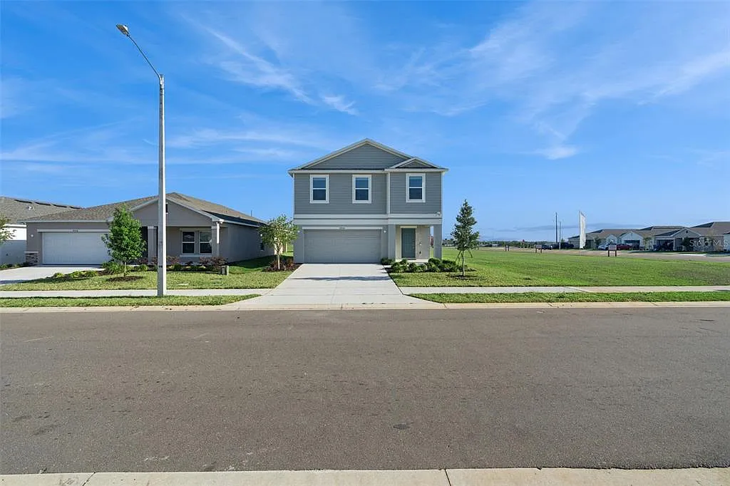 4 bed, 2.5 bath, 2840 sqft, $2,650 — Photo 2