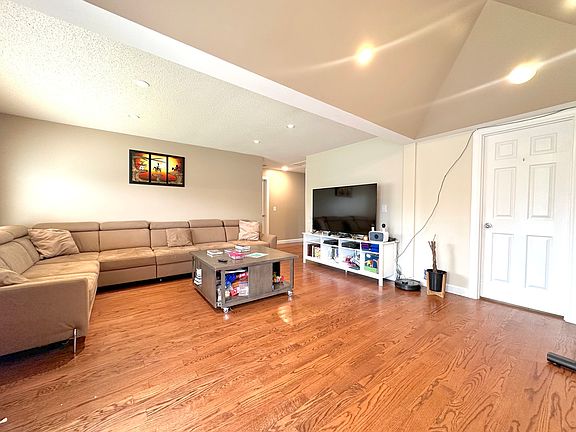 3rd image of 938 Berkley St