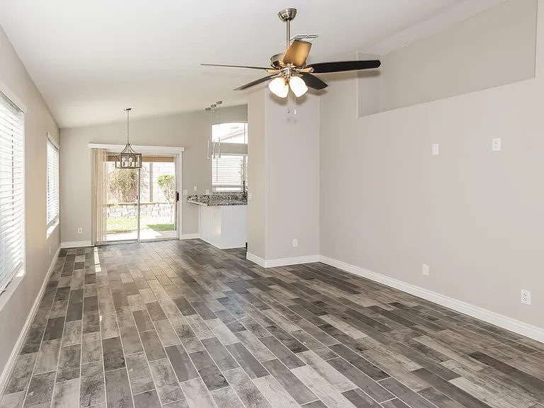 3916 E Morrow Dr — Photo 3