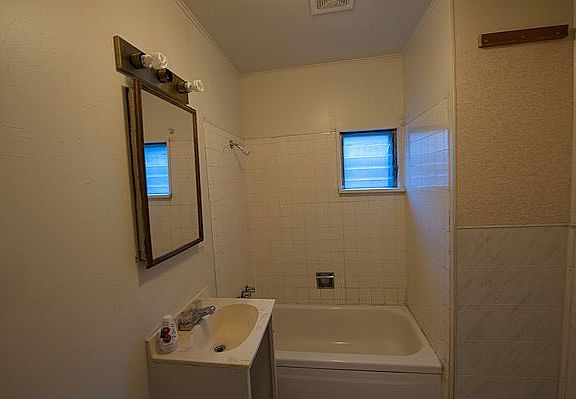 3rd image of 654 Pleasant Ave