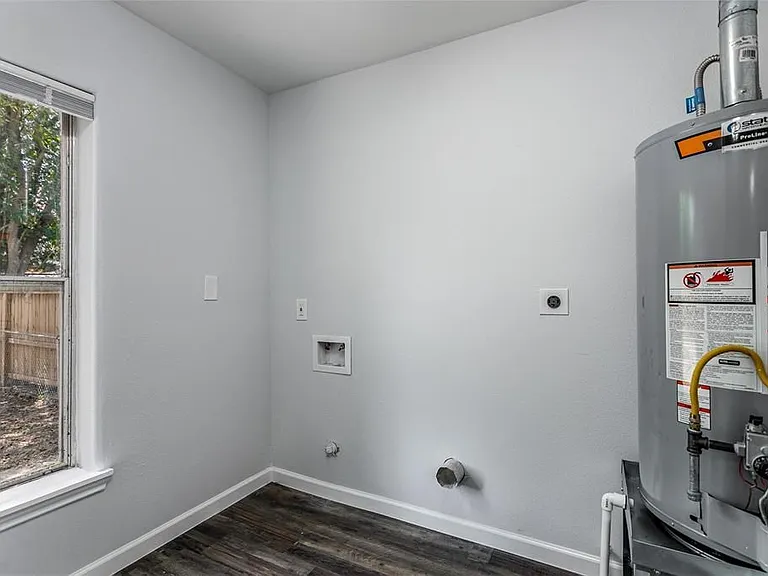 219 W Adoue St — Photo 11