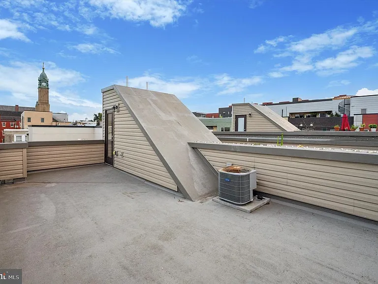 192 W Oxford St — Photo 15
