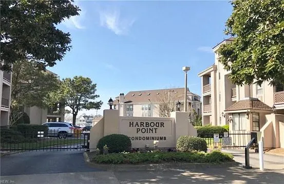 401 Harbour Point — Photo 3