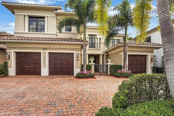 Home For Sale In The Oaks