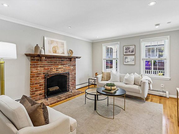 5th image of 32 E Linden St