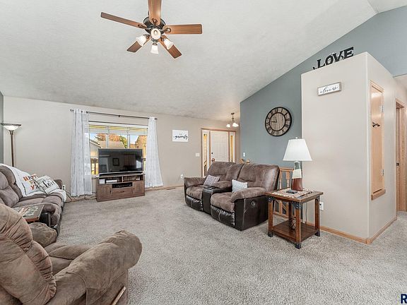 2nd image of 609 Rosewood Dr