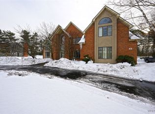 21 Lakeridge Dr, Orchard Park, NY 14127