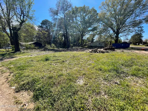 5523 Crepe Myrtle Dr, Jackson, MS 39206