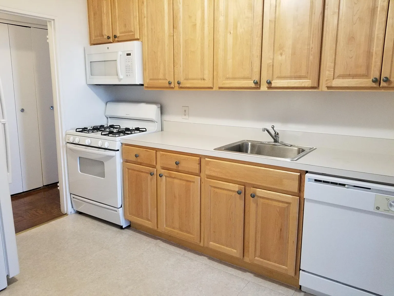 1 bed, $2,900 — Photo 4