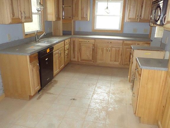 4th image of 22 Oak Ave