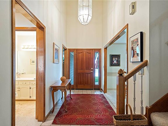 4th image of 301 Camelot Dr