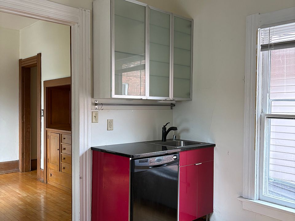 Kitchen sink and dishwasher