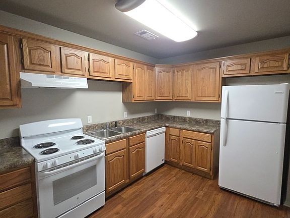 3rd image of 224 N East St
