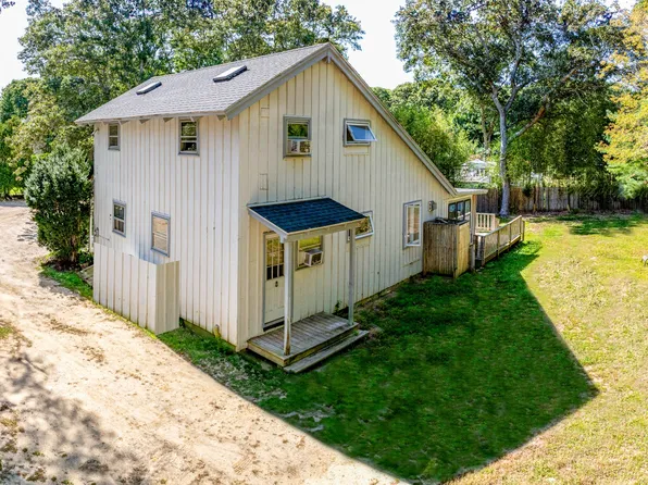 2 Nahomon St, Oak Bluffs, MA 02557