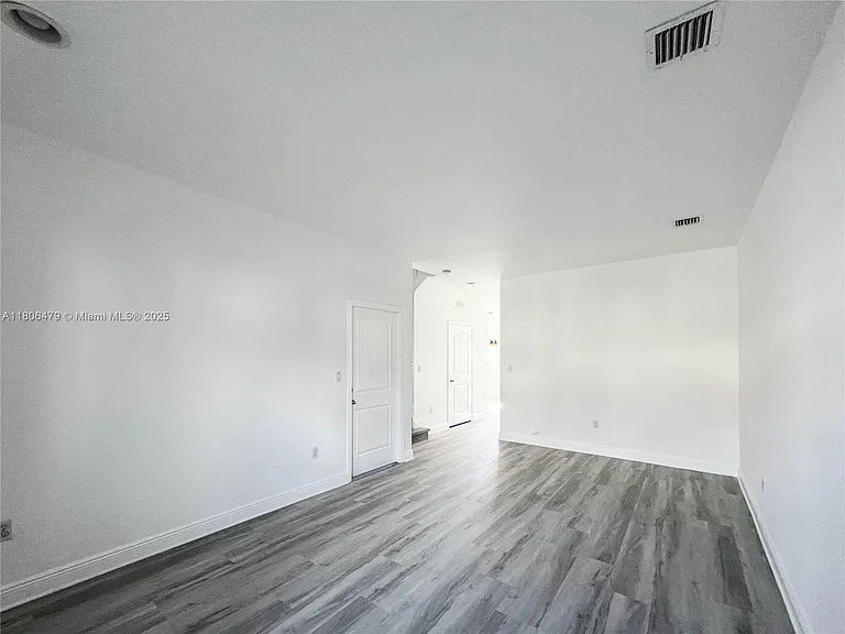 639 NE 33rd Ter — Photo 2