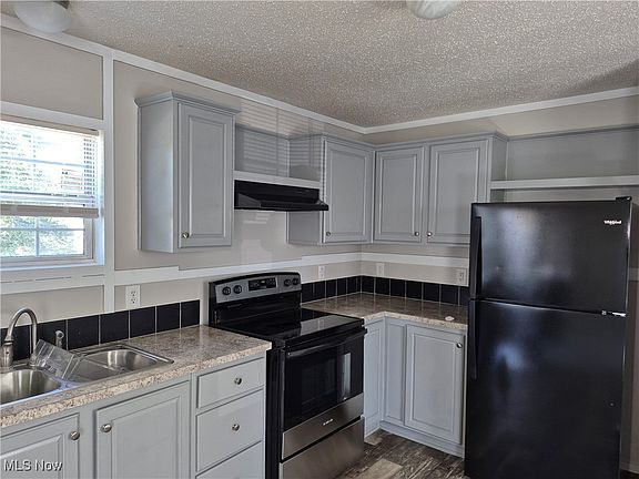 5th image of 105 Brenthaven St