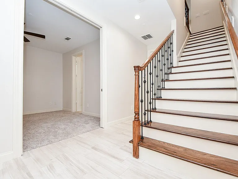 709 Delano St — Photo 7