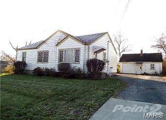 Plenty of parking space, large lot.