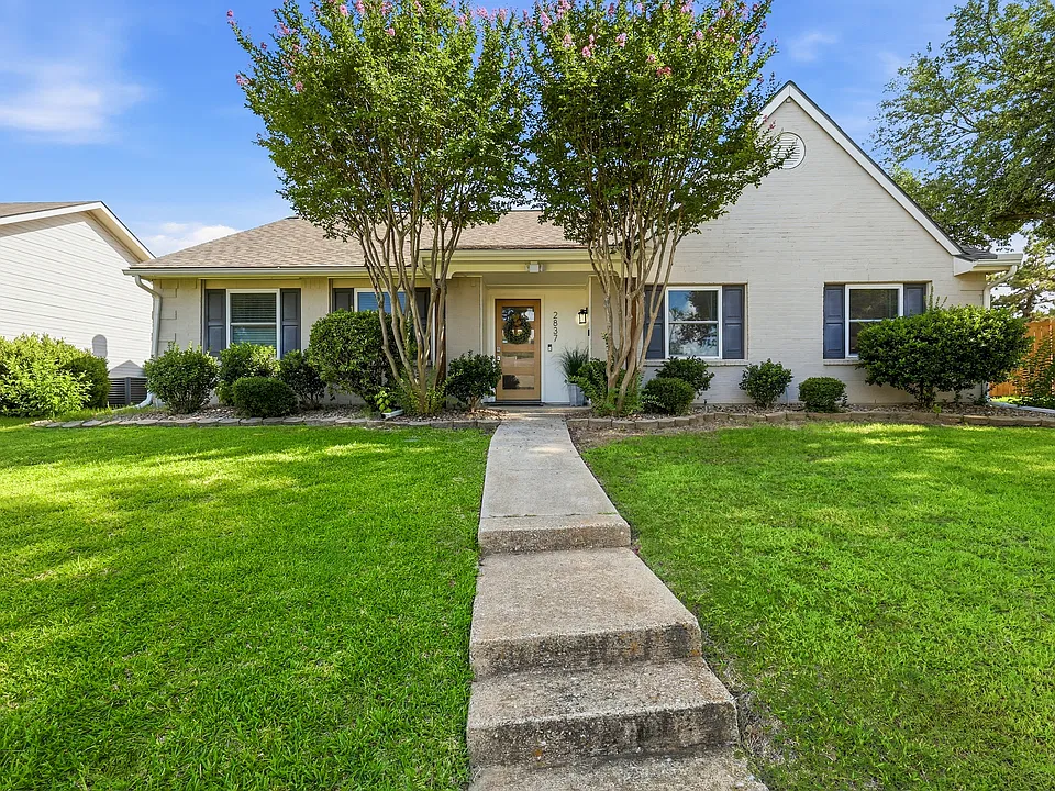 2837 Dickens Ln